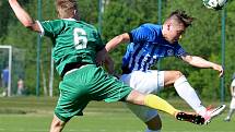 Ostrovský FK (v modrém) si připsal na účet velmi cennou výhru, když v derby pokořil karlovarský 1.FC (v zeleném) v poměru 3:2.