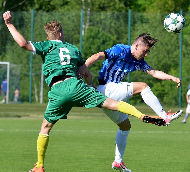 Ostrovský FK (v modrém) si připsal na účet velmi cennou výhru, když v derby pokořil karlovarský 1.FC (v zeleném) v poměru 3:2.