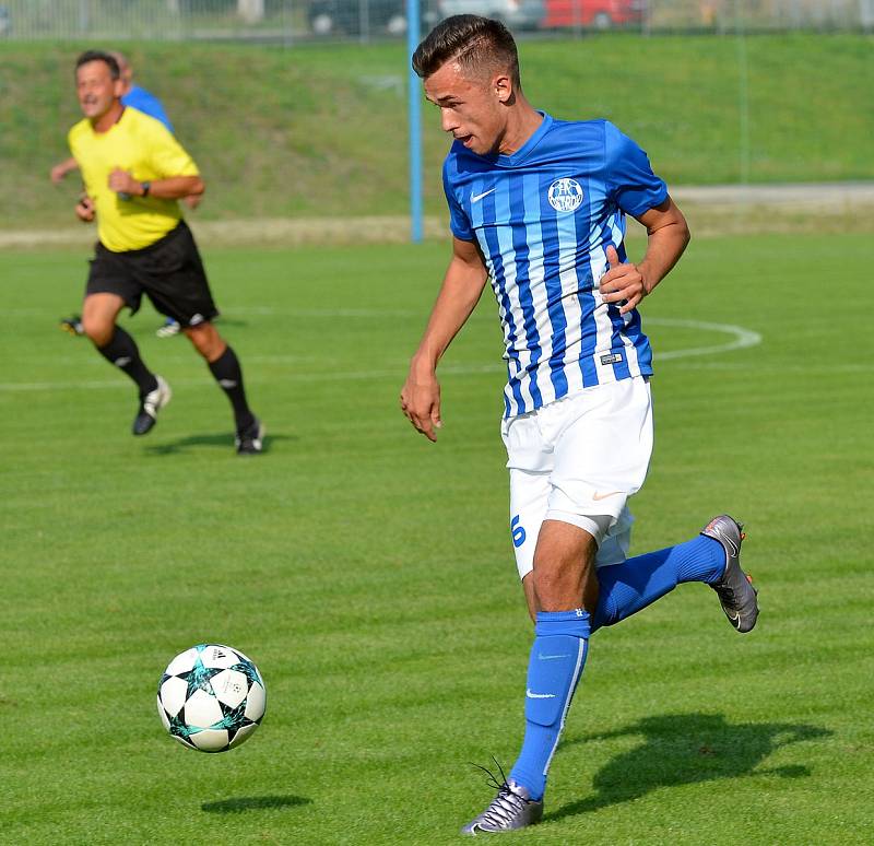 Ostrov (modrobílém) si o víkendu připsal na konto třetí výhru, když pokořil Chodov (v červeném) vysoko 7:0.