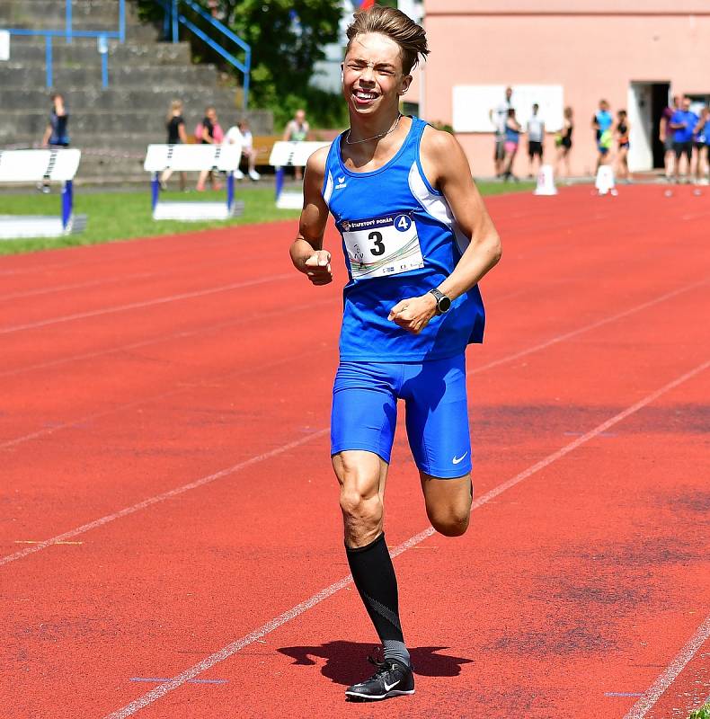 Atletická bitva tří krajů. Tu hostily o víkendu v rámci 1. kola OMD dorostu a juniorů Karlovarského, Plzeňského a Jihočeského kraje Karlovy Vary.