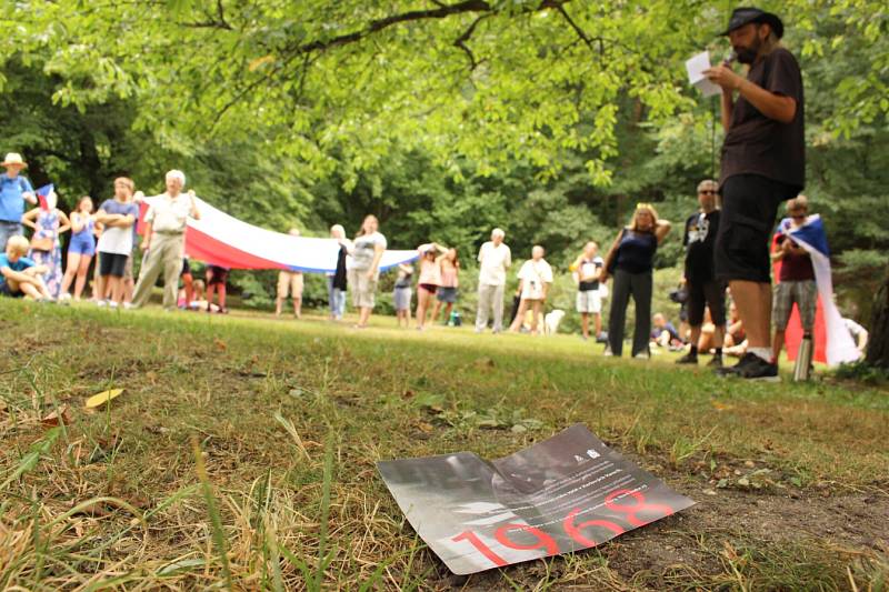 Kolem padesátky lidí se v Karlových Varech zúčastnilo vzpomínkového pochodu centrem lázní k ruskému konzulátu.