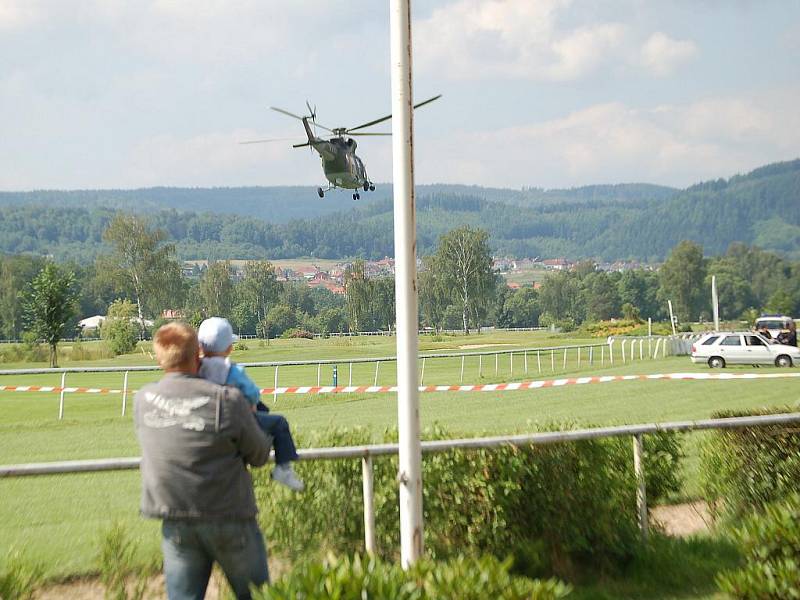 Ukázka vojenské techniky na závodišti ve Dvorech. Návštěvníkům se představila jednotka ženijní brigády. Poté předvedli svůj program také policisté či hasiši.