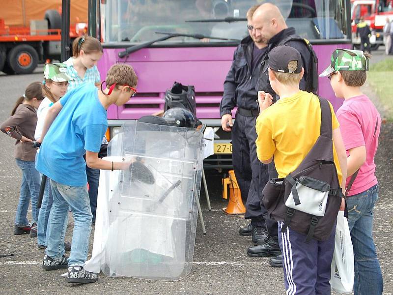 Ukázka vojenské techniky na závodišti ve Dvorech. Návštěvníkům se představila jednotka ženijní brigády. Poté předvedli svůj program také policisté či hasiši.