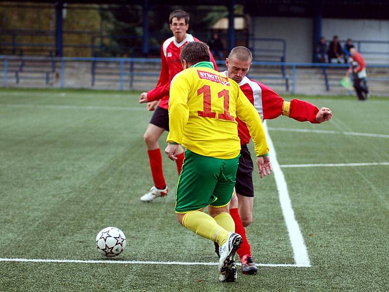 V dalším kole čtvrté fotbalové třídy přestříleli hráči nováčka TJ Dvory (ve žlutém) nevyzpypatelný tým Stružné (v červeném) v poměru 4:3.