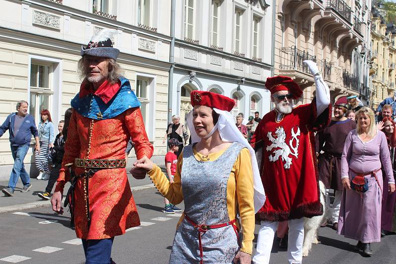 Dva roky se muselo lázeňské město obejít bez historického průvodu. Letos si to lidé užili.