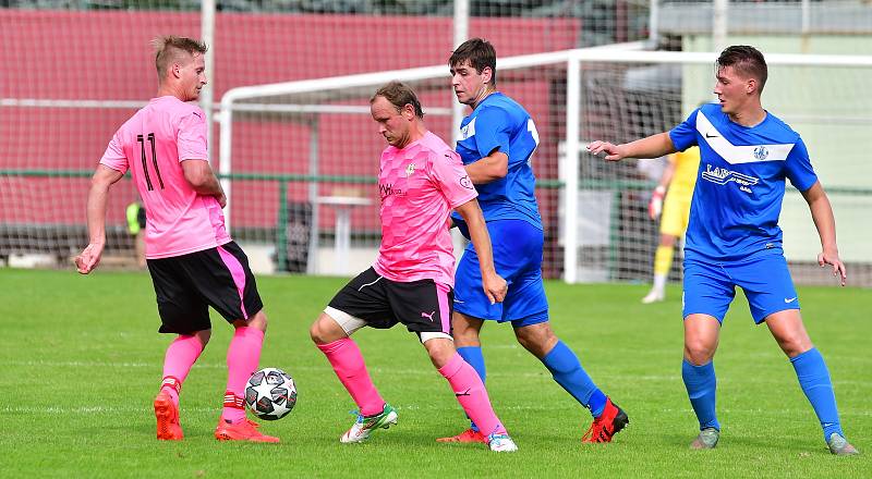 Cenný bod si připsala ve 4. kole krajské I. A třídě na konto rezerva FK Ostrov, která dosáhla v souboji s TJ Karlovy Vary-Dvory po výsledku 1:1 na bodový zisk.