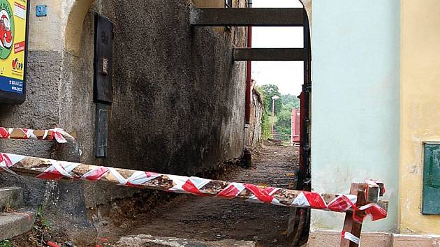 Středověký ráz centra Žlutic podpoří i opravená dlažba v Katově uličce. 