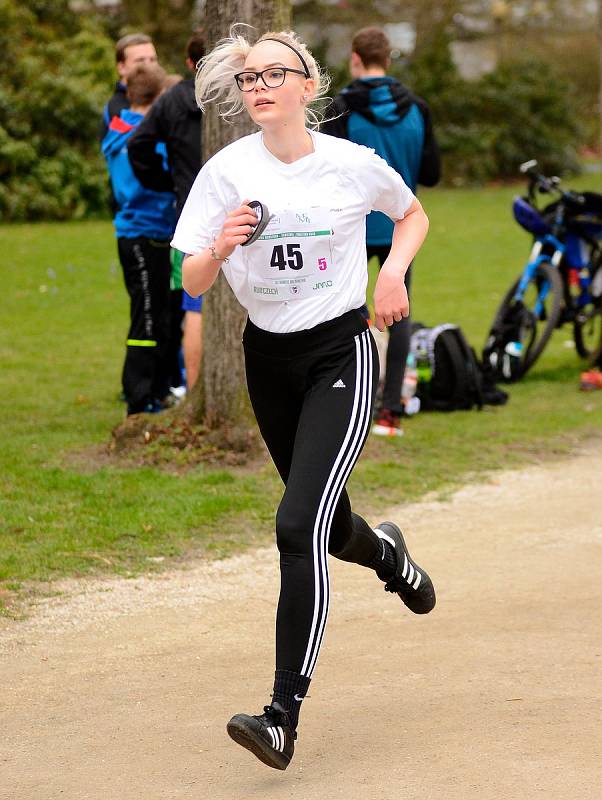 Semifinálové kolo juniorského maratonu opět ovládlo Gymnázium Cheb, které se tak podívá na celostátní finále.