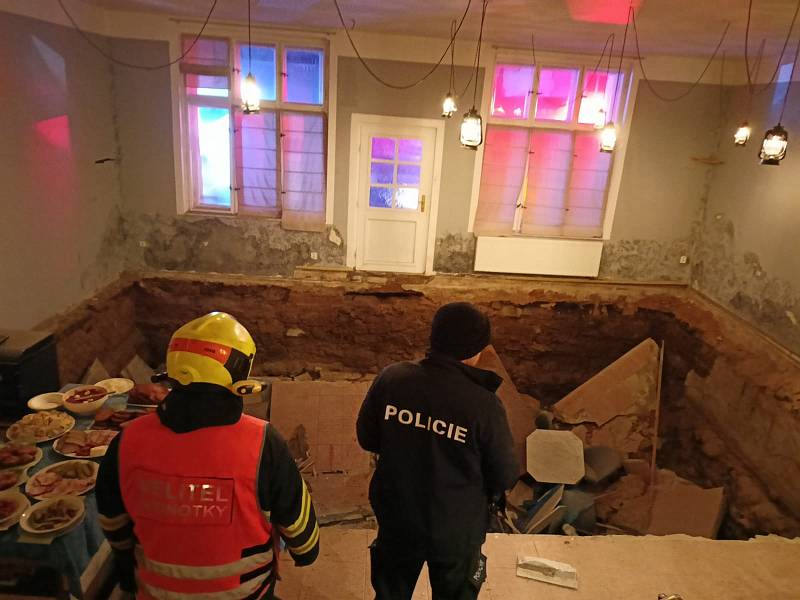 Zásah hasičů v penzionu v Bečově nad Teplou, kde se při oslavě propadla podlaha.