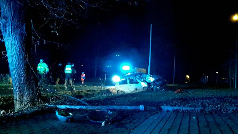 Víkendové nehody, u kterých zasahovali profesionální hasiči Karlovarského kraje.