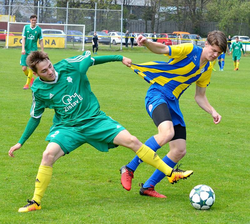 První jarní krajské derby bylo o víkendu na programu na dvorském stadionu, kde tvrdili roli favorita hráči v trikotech karlovarského 1.FC, kterým se postavila do cesty fotbalová družina Mariánských Lázní (ve žlutém). Právě Mariánské Lázně na půdě favorita