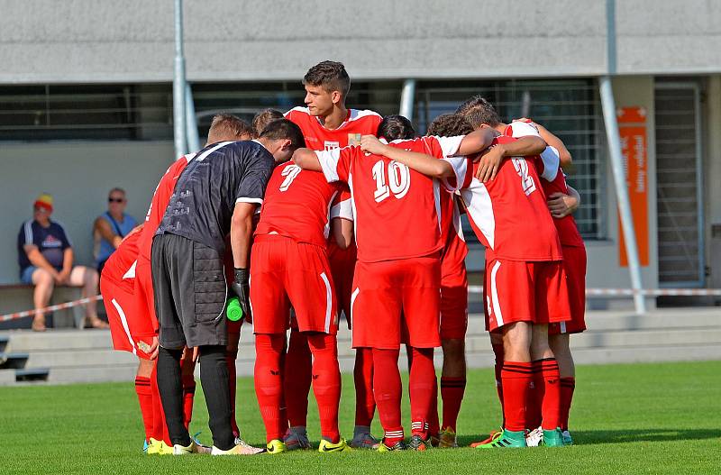 Ostrov (modrobílém) si o víkendu připsal na konto třetí výhru, když pokořil Chodov (v červeném) vysoko 7:0.