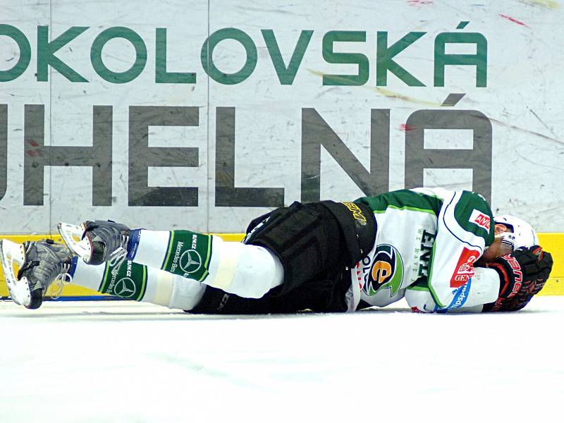 Hokejisté karlovarské Energie (v bílém) si to rozdali v posledním utkání baráže s Motorem České Budějovice.