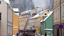 Oheň poničil ve středu 22. prosince střechu v Březové u Karlových Varů