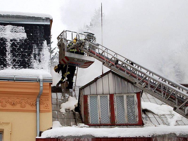 Oheň poničil ve středu 22. prosince střechu v Březové u Karlových Varů