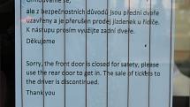 Jen málokdo už vyjde do ulic bez ochrany. Kdo nemá roušky, chrání se šátky či nákrčníky. Řada lidí ale stále vstupuje do autobusů nechráněna.