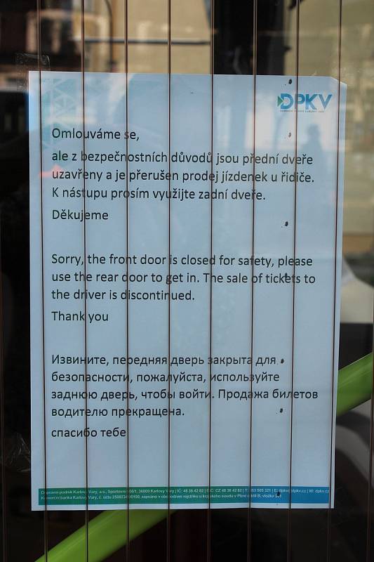 Jen málokdo už vyjde do ulic bez ochrany. Kdo nemá roušky, chrání se šátky či nákrčníky. Řada lidí ale stále vstupuje do autobusů nechráněna.