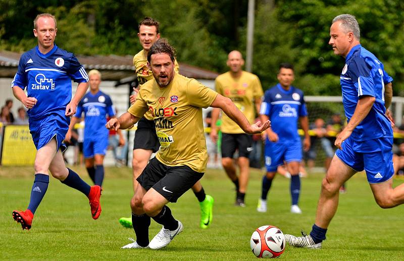 Fotbalový fanoušek musel zářit štěstím. Na dvorském stadionu v rámci doprovodné akce  53. ročníku MFF se totiž tradičně odehrál charitativní turnaj tří týmů za účasti VTJ Karlovy Vary, Výběru Karlovarska a hvězdného Real Top Praha, který pořádala TJ Karlo