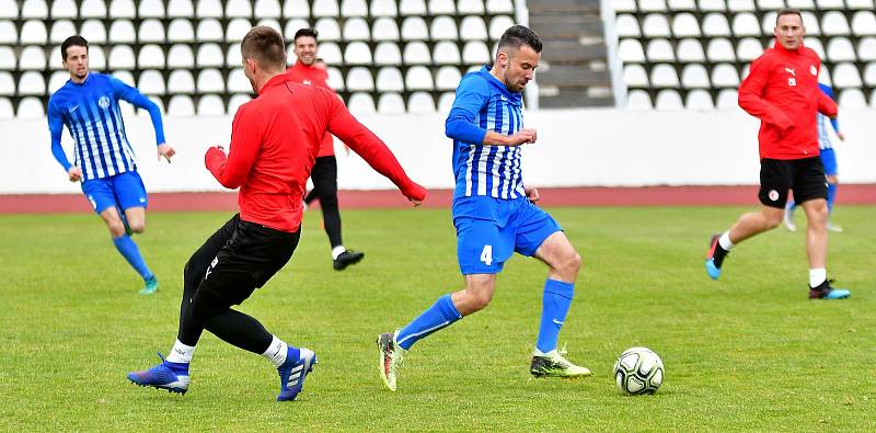 Nezapomenutelný fotbalový zážitek. Ten si připsaly na své konto v rámci projektu Kopeme za fotbal například ostrovský FK či kyselský SK. Oba týmy se totiž střetly právě s pražskou Slavií.