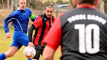 Výhru 3:0 si připsal o víkendu na svůj účet sadovský Sokol (v pruhovaném), když bez větších potíží pokořil Hroznětín B (v modrém).