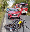 Tragická nehoda motorky a osobního auta V Počernech.