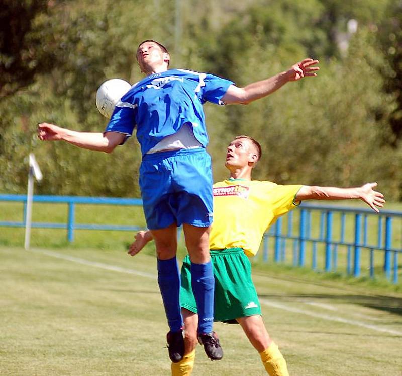 Až ve třetím kole krajského přeboru se usmálo na karlovarskou Lokomotivu (v modrém) fotbalové štěstí, když po dvou porážkách se mohla radovat z premiérového tříbodového zisku, který ji zaručila výhra 2:0 nad týmem Nového Sedla