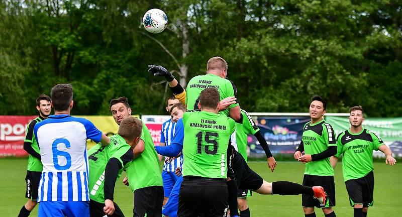 Královské Poříčí (v zeleném) odehrálo s Ostrovem velmi dobré utkání, i přesto nakonec prohrálo 0:2.