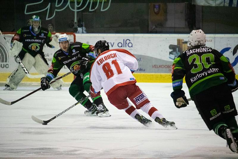 Hokejisté Olomouce (v bílém) porazili Karlovy Vary 2:1 po prodloužení.