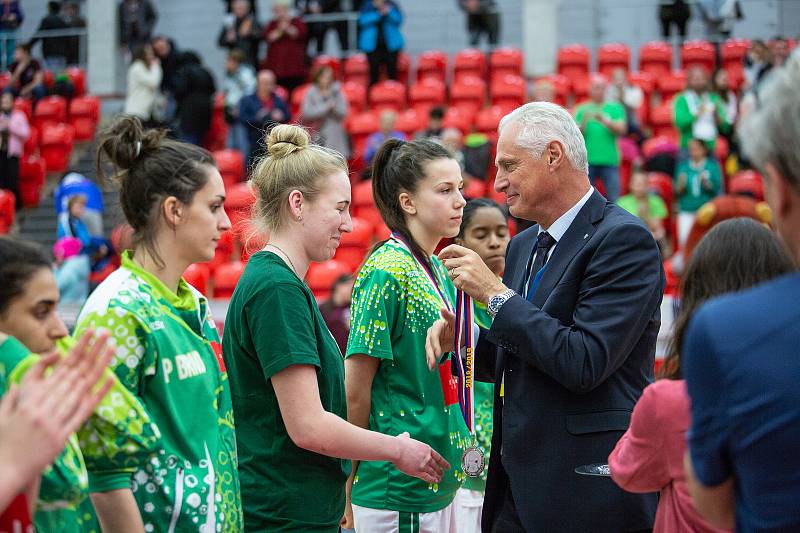 Finálový zápas finálového turnaje českého poháru basketbalistek v Karlových Varech, KP Brno  (v zelenobílém) - Sokol Nilfisk Hradec Králové