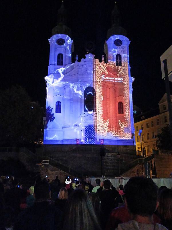 Festival světel přilákal do ulic v centru Karlových Varů i přes rostoucí počet nakažených tisícovky lidí.