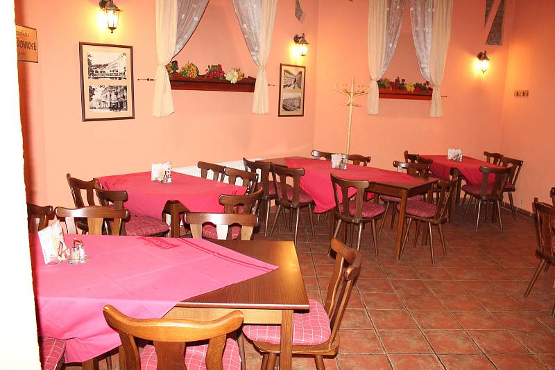 Restaurace na okraji lázeňského území marně čekají na zákazníky, jsou to totiž vesměs cizinci.