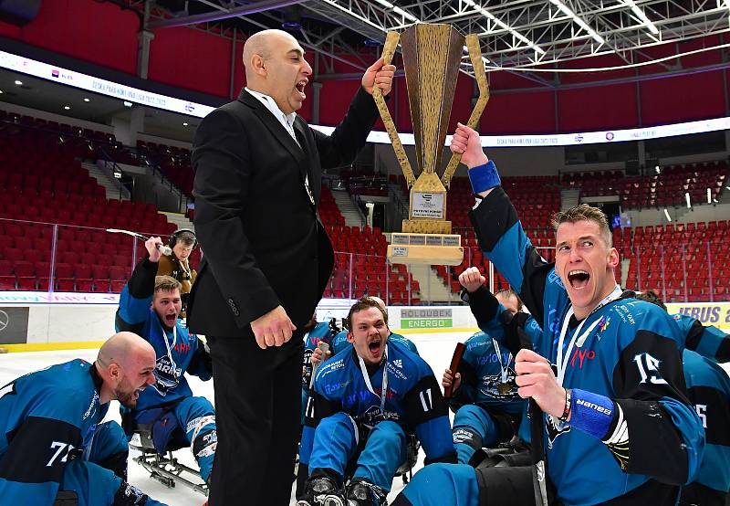 Para hokejisté SKV Sharks Karlovy Vary uhájili para hokejový trůn. V KV Aréně obstál nejlepší tým základní části i ve druhé finálové bitvě, ve které slavil výhru 6:3 nad Zlínem.