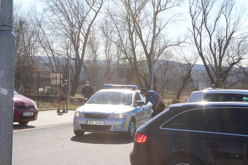 Strážníci karlovarské městské policie navštívili během středečního krásného odpoledne Rolavu a Meandr, kde je v těchto dnech velká koncentrace lidí. Kontrolovali, jak se dodržují nařízení.