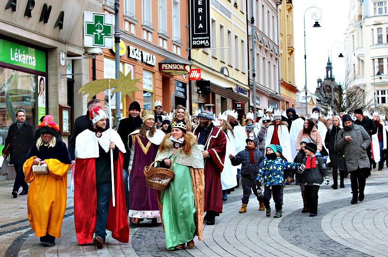 V Karlových Varech začala Tříkrálová sbírka. Do ulic krajského města vyšly desítky koledníků.