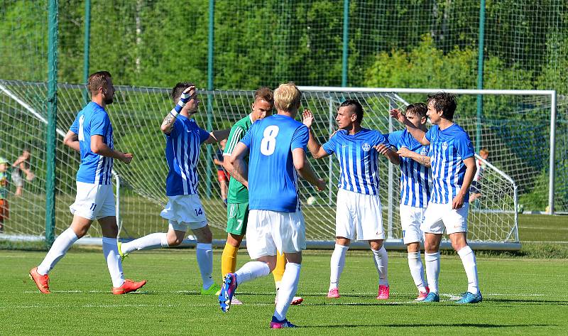 Ostrovský FK (v modrém) si připsal na účet velmi cennou výhru, když v derby pokořil karlovarský 1.FC (v zeleném) v poměru 3:2.