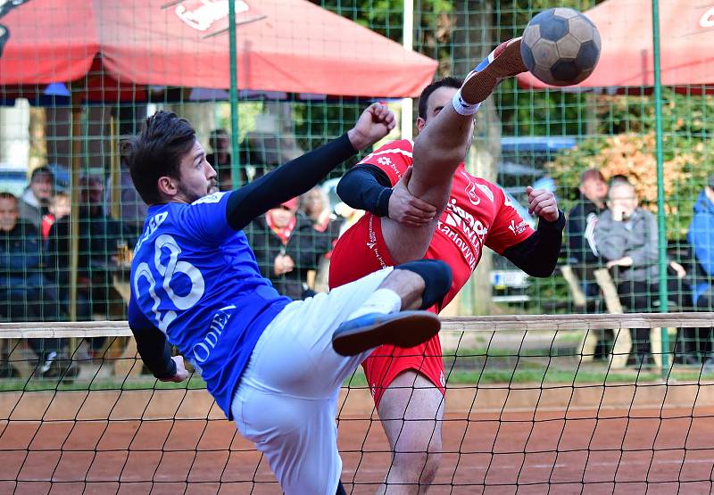 Extraligový bronz si připsali na konto nohejbalisté SK Liapor Karlovy Vary, kteří v semifinále ztroskotali na výběru Čakovic, který si tak okusí nástrahy Superfinále.