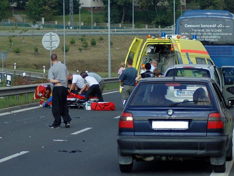 V neděli 20. září havaroval v Karlových Varech policista na služebním motocyklu