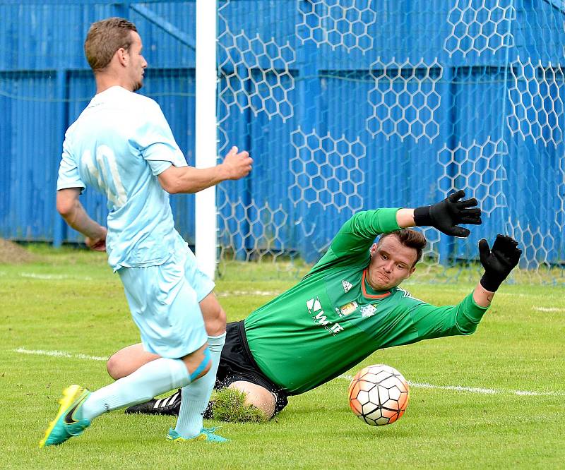 Divizní Chomutov (ve světlém) potvrdil své kvality, když na hřišti Nejdku (v modrém) urval výhru 3:1, čímž si zajistil postup do prvního kola MOL Cupu, ve kterém v sobotu 22. července bude hostit od 17.00 hodin Vyšehrad.