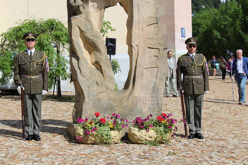 Na Jáchymovské peklo a jeho oběti přišly vzpomínat desítky lidí, jejich památku uctili u Brány ke Svobodě