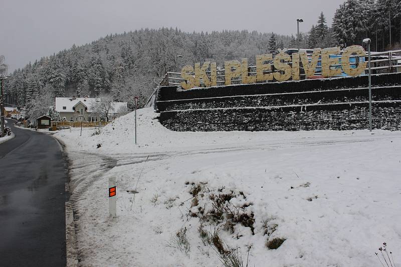 V nižších polohách to ještě není znát, ale do Krušných hor přišla zima. Napadalo tady kolem 20 centimetrů sněhu. V nejvyšších polohách by pak mohla sněhová pokrývka vydržet až do soboty. Další sníh by pak mohl v horských připadat v pondělí.