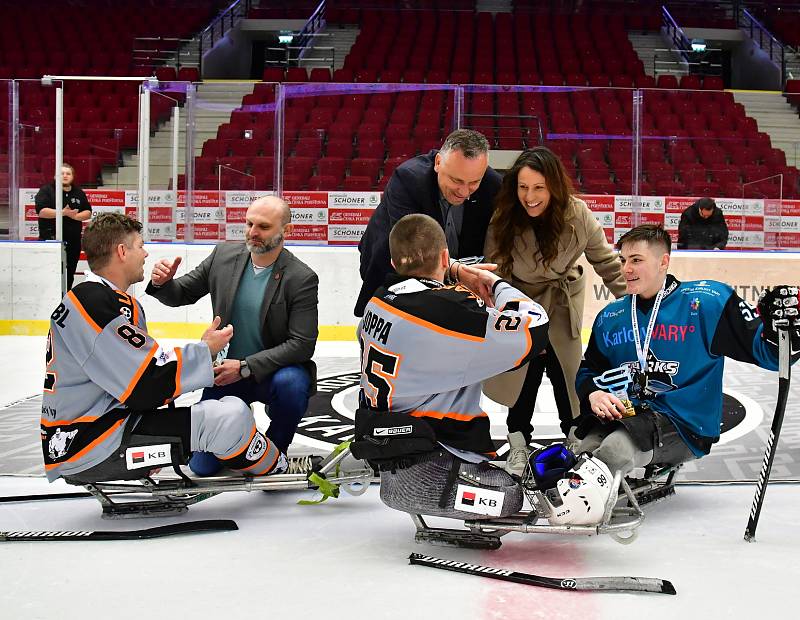 Para hokejisté SKV Sharks Karlovy Vary uhájili para hokejový trůn. V KV Aréně obstál nejlepší tým základní části i ve druhé finálové bitvě, ve které slavil výhru 6:3 nad Zlínem.