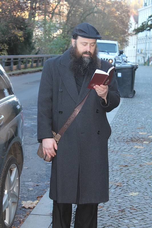 Kantor Židovské obce Karlovy Vary Chaim Kočí přednesl před stolpersteinem Otyllie Wolfové v karlovarské Zahradní ulici modlitbu.