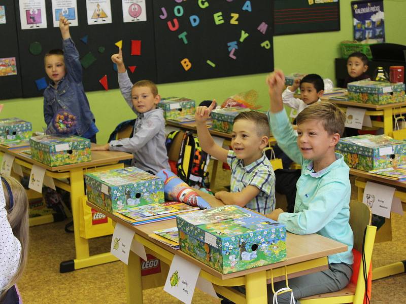 V Karlovarském kraji se včera otevřely žákům desítky škol. Na některé z nich museli rodiče i s dětmi přijít s rouškami. Například ve 2. základní škole v Chebu však roušky povinné nebyly. Lidé si je ale mohli nasadit dobrovolně.
