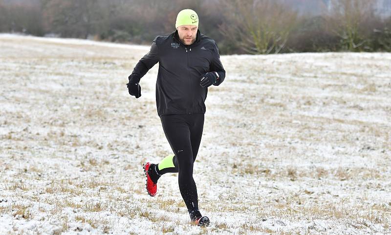 Pátý závod jubilejního 20. ročníku Zimního běžeckého poháru Kadaň dnes absolvovali běžci pod názvem Čertovský běh na Úhošť, který měřil 5600 metrů.