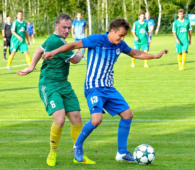 V exdivizním derby se z výhry 5:0 radovala karlovarská Slavia (v zeleném), když navíc Ostrovu (modrobílá) nedovolila skórovat.