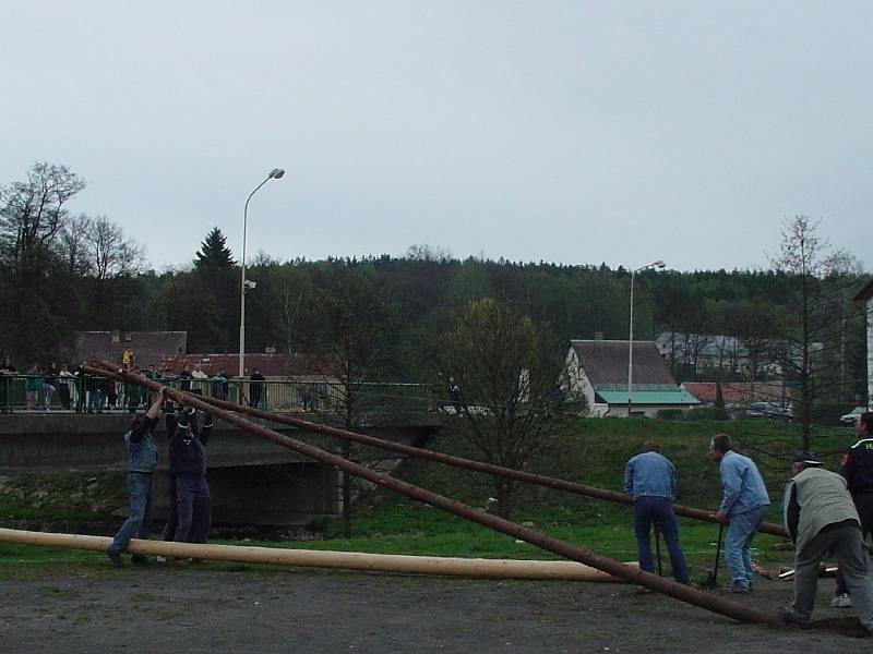 Pálení čarodějnic a stavění májky v Nové Roli 2003.