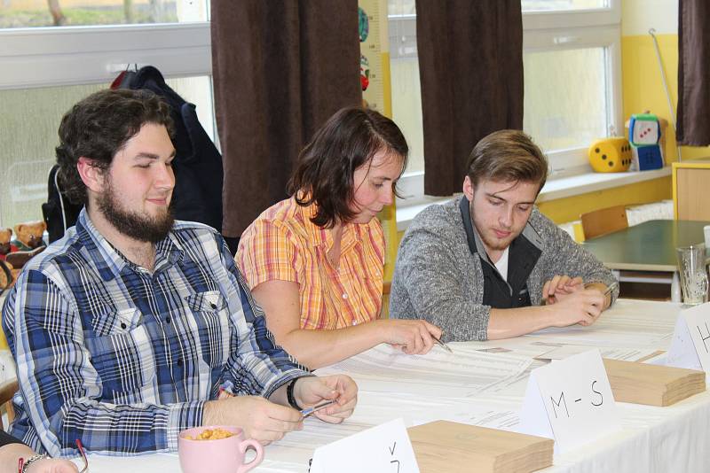 Jedna z volebních místností, kde občané Karlových Varů hlasovali v prvním místním referendu byla i v Základní škole Dukelských hrdinů.