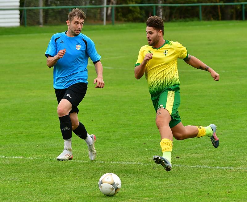 Dvory (ve žlutém) porazily 7:0 výběr Lomnice.