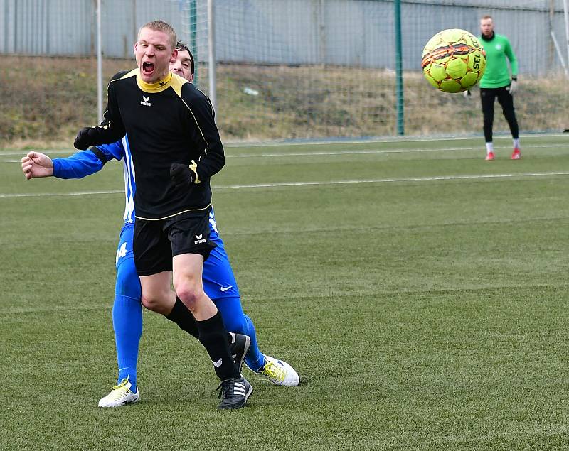 Divizní derby mezi ostrovským FK a mariánskolázeňskou Viktorií rozhodla jediná trefa, kterou obstaral viktorián Jakub Lattisch.