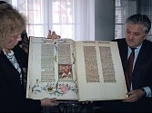 Ředitelka karlovarského muzea Lenka Zubačová přijímá z rukou Jana Kociska třetí knihu takzvané Václavovy bible.